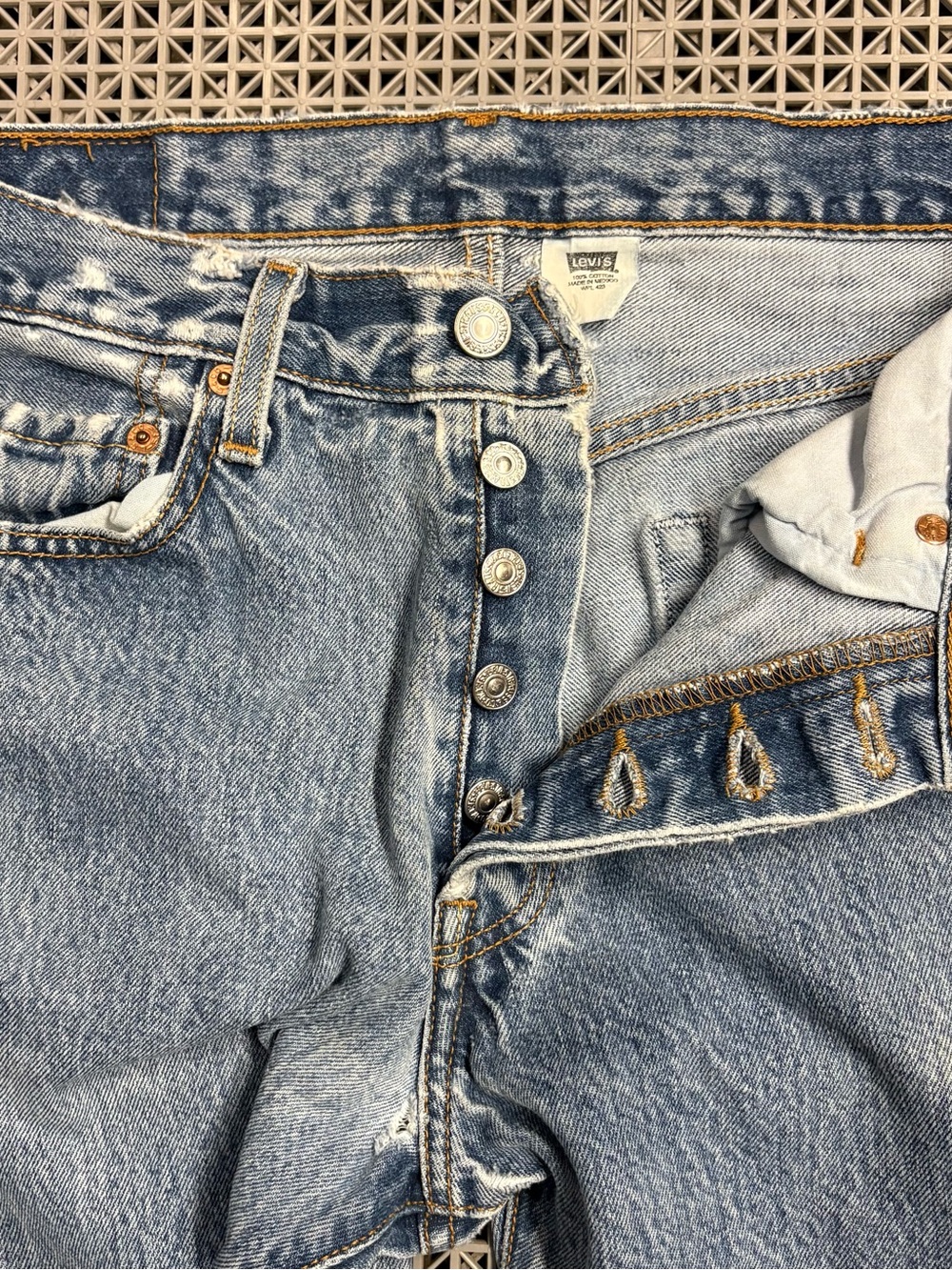 Vintage Levi's 501 Medium Wash Button-Fly Blue Jeans - Y2K - Picture 5 of 15